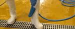 Vorschaubild Video von Vikan Handbürste mit Wasserdurchlauf 330 mm, harte Borsten blau Vorschaubild Video 1 von Vikan Handbürste mit Wasserdurchlauf 330 mm, harte Borsten blau
